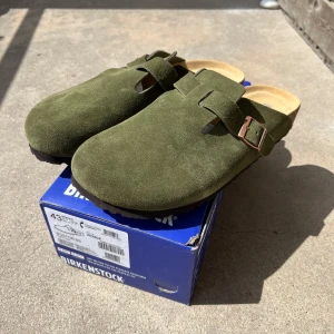 Birkenstock Boston Army Green - Storlek 43, helt nya i lådan. Perfekta inför sommaren. Hör av dig vid frågor☀️