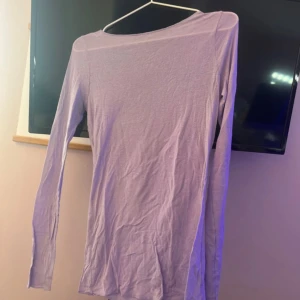 Ljuslila långärmad tröja Intimissimi - Superskön långärmad tröja från Intimissimi i en ljuslila nyans. Säljer pga kommer ej till användning. Nypris:489kr. Pris går alltid att diskutera❣️ 