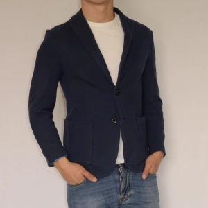 Jacob Cohën Blazer  - JACOB COHËN BLAZER  Storlek : IT48  Passform : Normal s/m  Användning : Kavajen är i fint skick, finns däremot slitage på insidan men märks ej av   Nypris : Cirka 5000 SEK  Modellen på bilden är 182CM och väger 80KG