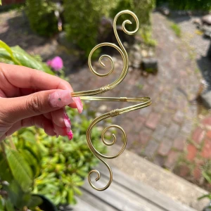 Armcuff  - 🌸Går att böja ut eller in för att få din perfekta passform 🌺 🌸Finns både i silver och guld✨  Gör även customs!! Skicka in bild eller din idé så kan vi nog säkert lösa det 🥰