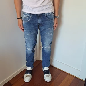 NYA Replay Anbass Jeans med slitningar  - Nya Replay Jeans med snygga slitningar | Skick: 10/10 endast testade | Stl: W31, L30 | Han på bilden är 170cm | Fraktar spårbart med Instabox eller Postnord | Mvh Galgen 🤗