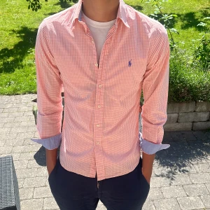 Ralph Lauren skjorta  - Snygg Ralph Lauren skjorta storlek s slim fit, passar 173-183 ca🤩. Köper du fler skjortor får du paketpris, följ för mer😊