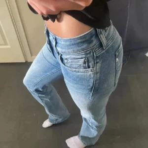 Replay ljusblå jeans bootcut - Snygga ljusblå jeans från Replay med bootcut-modell och är lågmidjade💕. Jeansen är använda en eller två gånger:) pris kan diskuteras, skriv för fler bilder💕