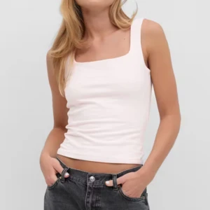 Ljusrosa linnetopp med fyrkantig ringning - Supersöt ljusrosa linnetopp med breda axelband och fyrkantig ringning. Enkel och stilren design som är perfekt för varma dagar. Mjuk och stretchig känsla, lätt att matcha med jeans eller kjol.