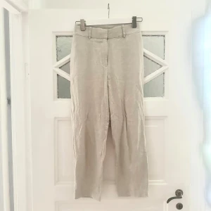 Beiga linnebyxor  - Ljusbeige byxa i linnenblend. Endast använd 1-2ggr. Stretchig midja och med fickor. Storlek 36