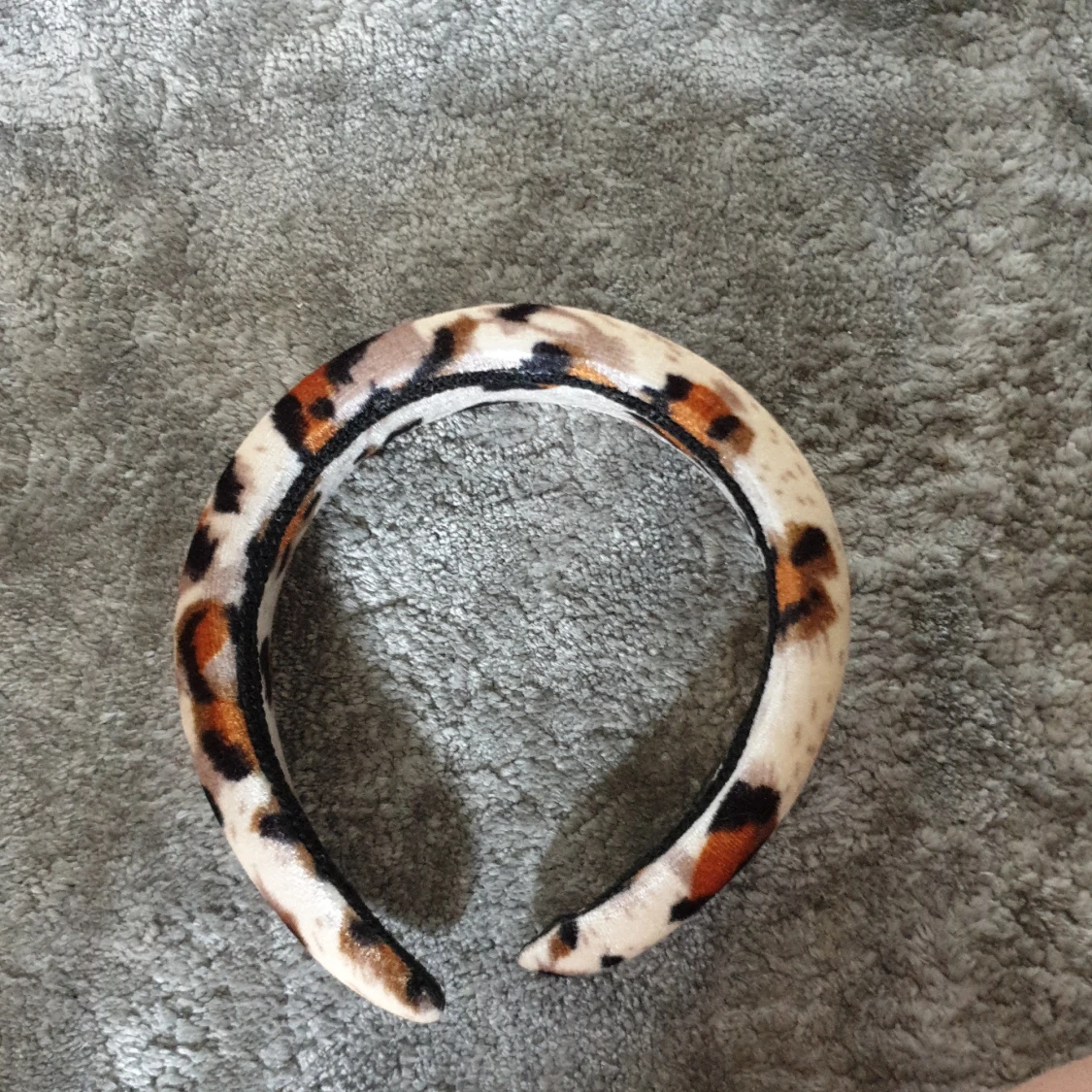 Bred diadem med leopardmönster används mest till grwm men kan även ha det till andra tillfällen