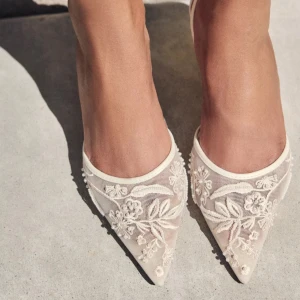 Brodyrklädda pumps med spetsig tå - Såå fina klackskor. I storlek 38. Aldrig använd med prislapp på! Jag kan mötas upp🤍