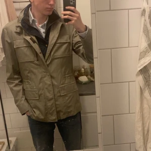 Moorer fieldjacket  - Helt ny Moorer fieldjacket med allt OG kvar. Perfekt nu till sommaren. Endast testad inomhus. Pris från butik ligger på 18000kr i och med den exklusiva blandningen av lammull(51%) och silke(49%). Storlek 48 passar M. 