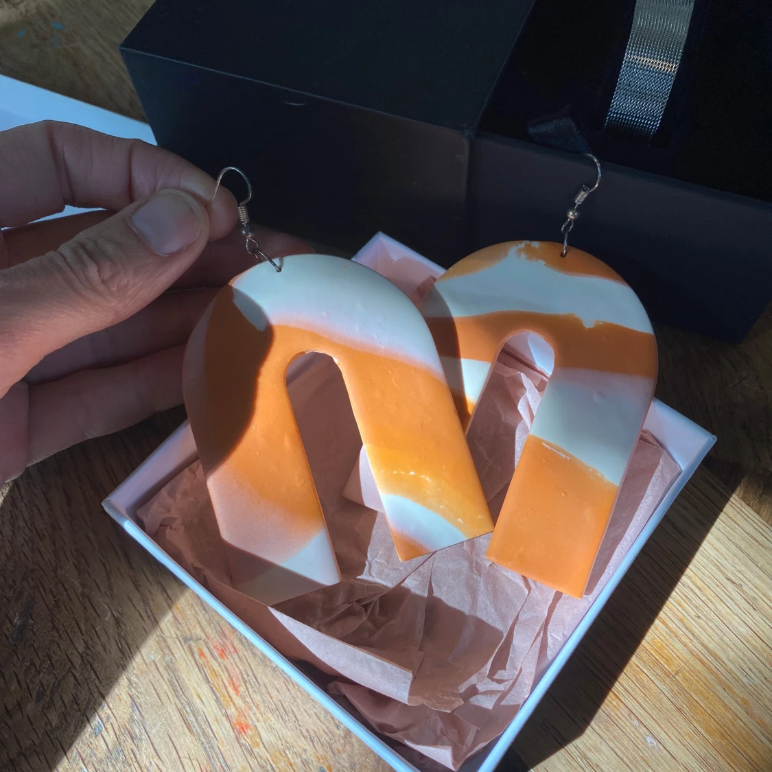 Stora orangevita bågformade örhängen - 1