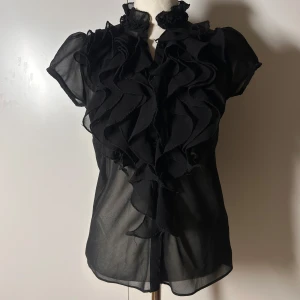 Volang blus saint tropez - Storlek xs passar även s. Köp sker via köp nu, jag postar inom 24h. Kvar tills markerad såld 