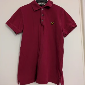 Pikétröja Lyle & Scott - I bra använt skick. Lite ljusare än på bilderna. 100% bomull. 