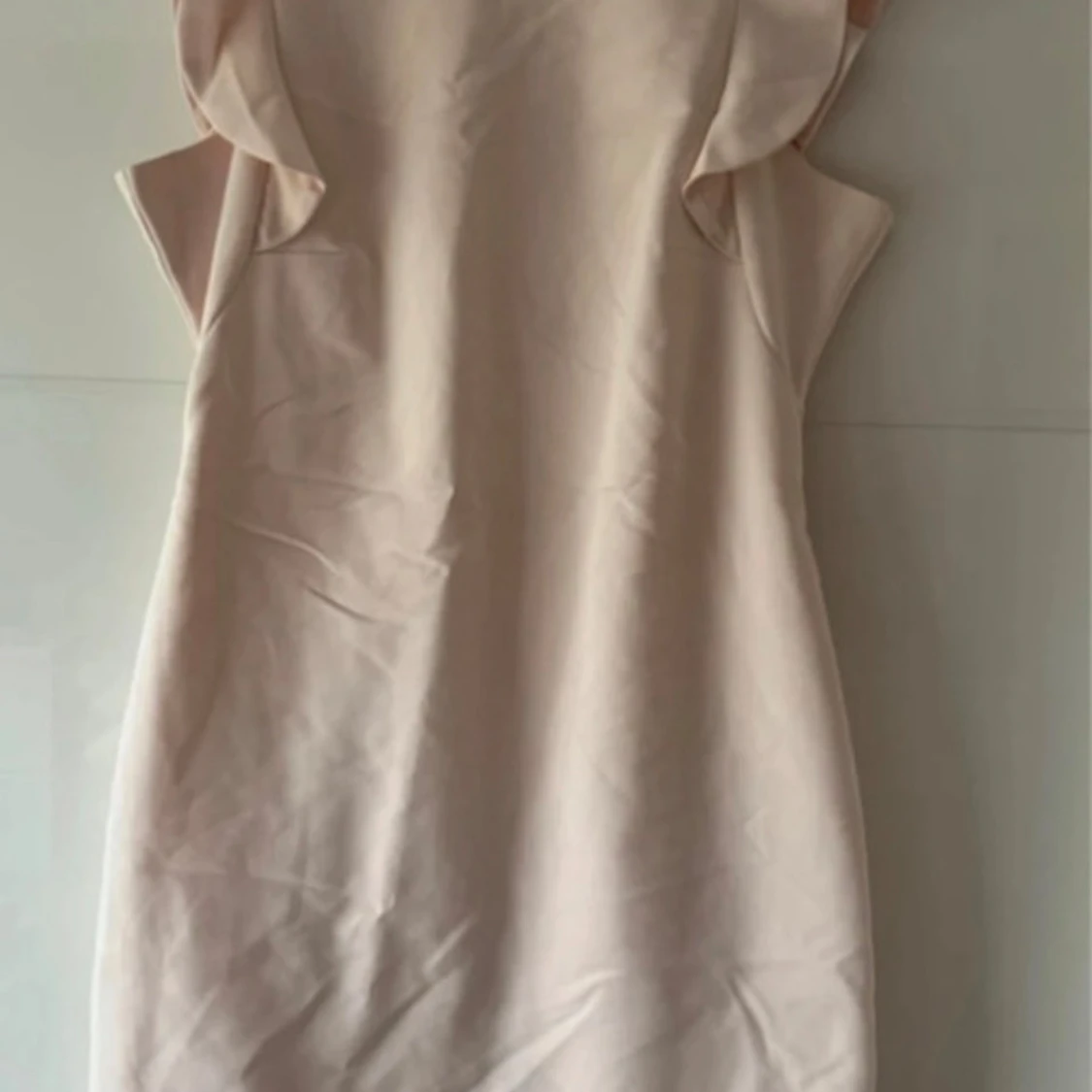 Ny. Aprikos volangklänning från Lindex