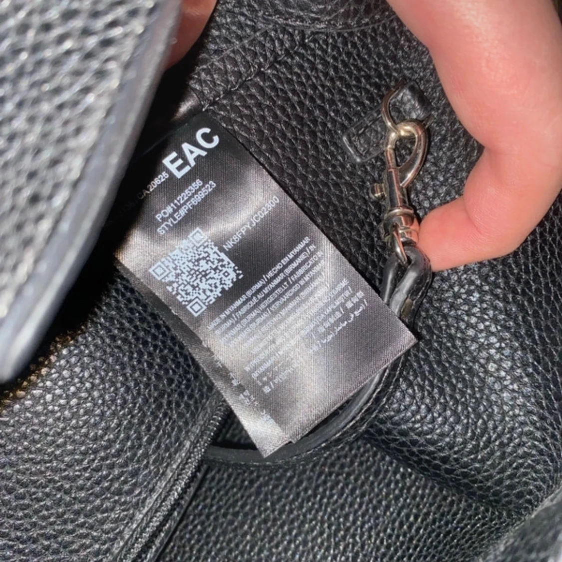 Svart shoppingväska från Guess - 3