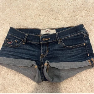 Mörkblå jeansshorts från Hollister - Säljer dessa snygga jeans från hollister! Jättefina nu till sommaren. Bra skick! Skriv gärna för mer bilder💕