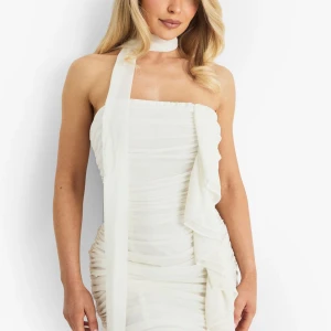 Bohoo klänning  - Supersnygg vit kortklänning från Boohoo. Helt ny och oanvänd. Skulle säga att storleken passar som en xs/s. Pris kan diskuteras ❤️