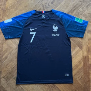 Frankrike Hemmatröja 2018  - Frankrikes Hemmatröja med Griezmann #7 på ryggen, använd 2 gånger, inga hål eller fläckar. Köptes efter VM 2018. Patches på armarna med VM märkena. Fler bilder eller frågor i DM☀️🙌