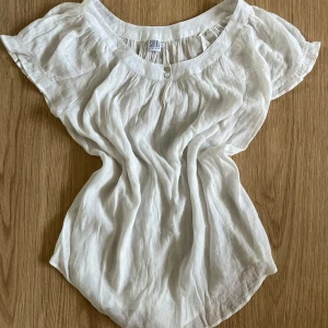 Blus - Jättegullig blus som tyvärr är lite för stor. Vit/beige men jag även i svart 