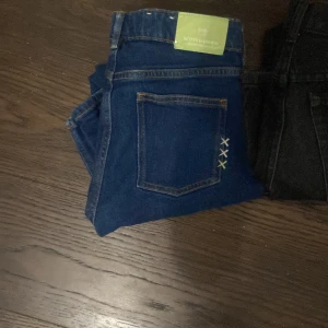 Fyra par jeans i olika färger och märken - Obs! Replay jeans sålda! Säljer tre par jeans: ett par blå från Scotch & Soda med broderade kryss på bakfickan, ett par svarta från Örjan Andersson.Jeansen är alla i olika skick och priset för alla tillsammans är 300! Jeansen finns separata i egna annonser på min profil. Priserna är inte spikade så kom gärna med bud!