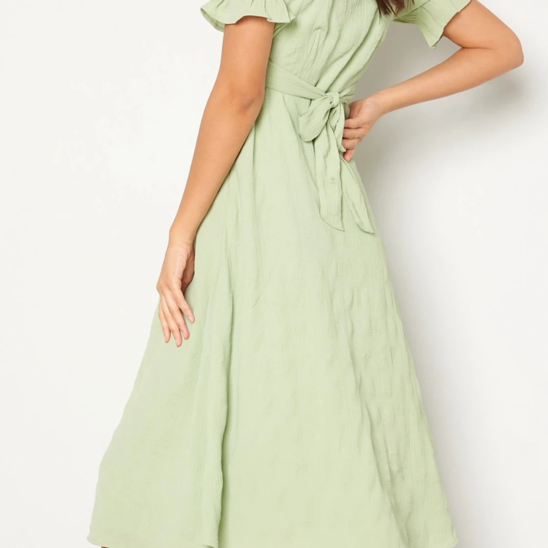 Midsommar/sommarklänning Ljusgrön omlottklänning med puffärm - 1