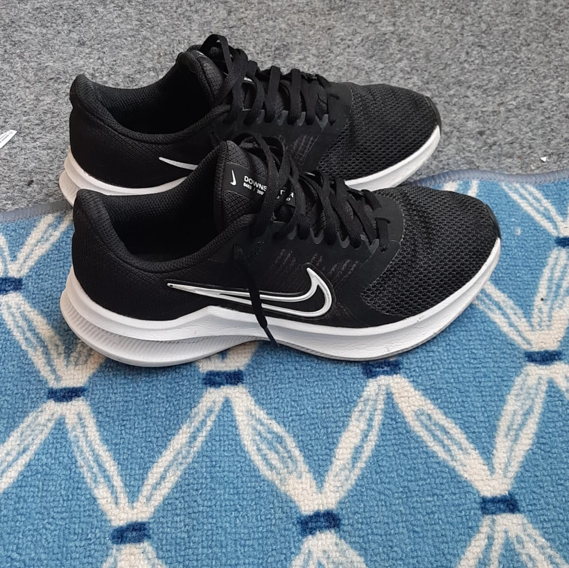 Svarta Nike Downshifter sneakers - 1