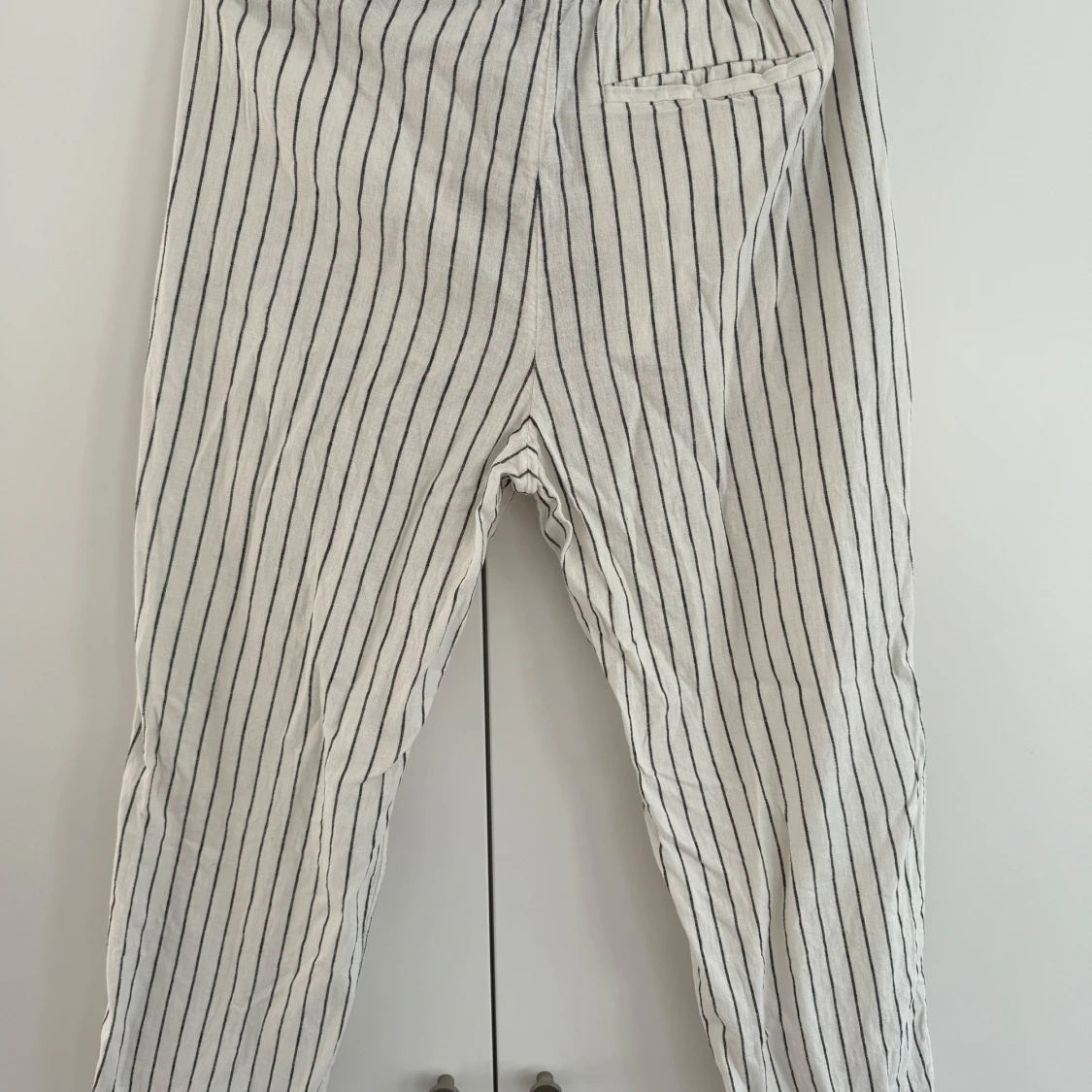 Randiga linnebyxor från H&M - 1