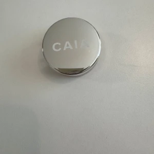 Caia Wake me up cream - Testad två gånger men den är för ljus för mig. Nyans light to medium