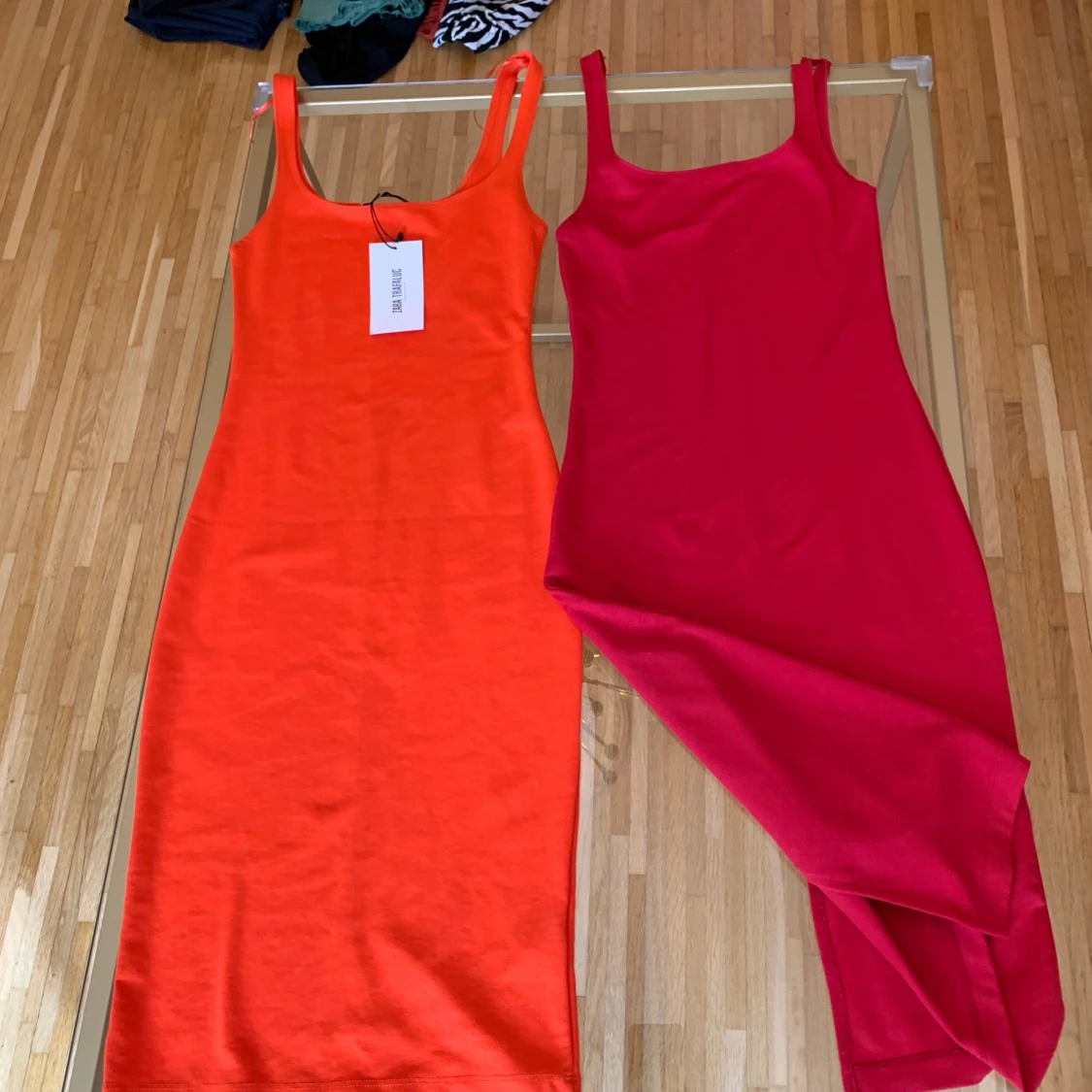 Tre färgglada långklänningar i bomull