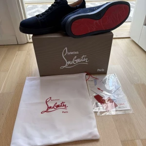 Mörkblå sneakers från Christian Louboutin - Använda 1 gång endas till balen ganska bra skick, skriv vid funderingar osen pris kan diskuteras vid snabb affär