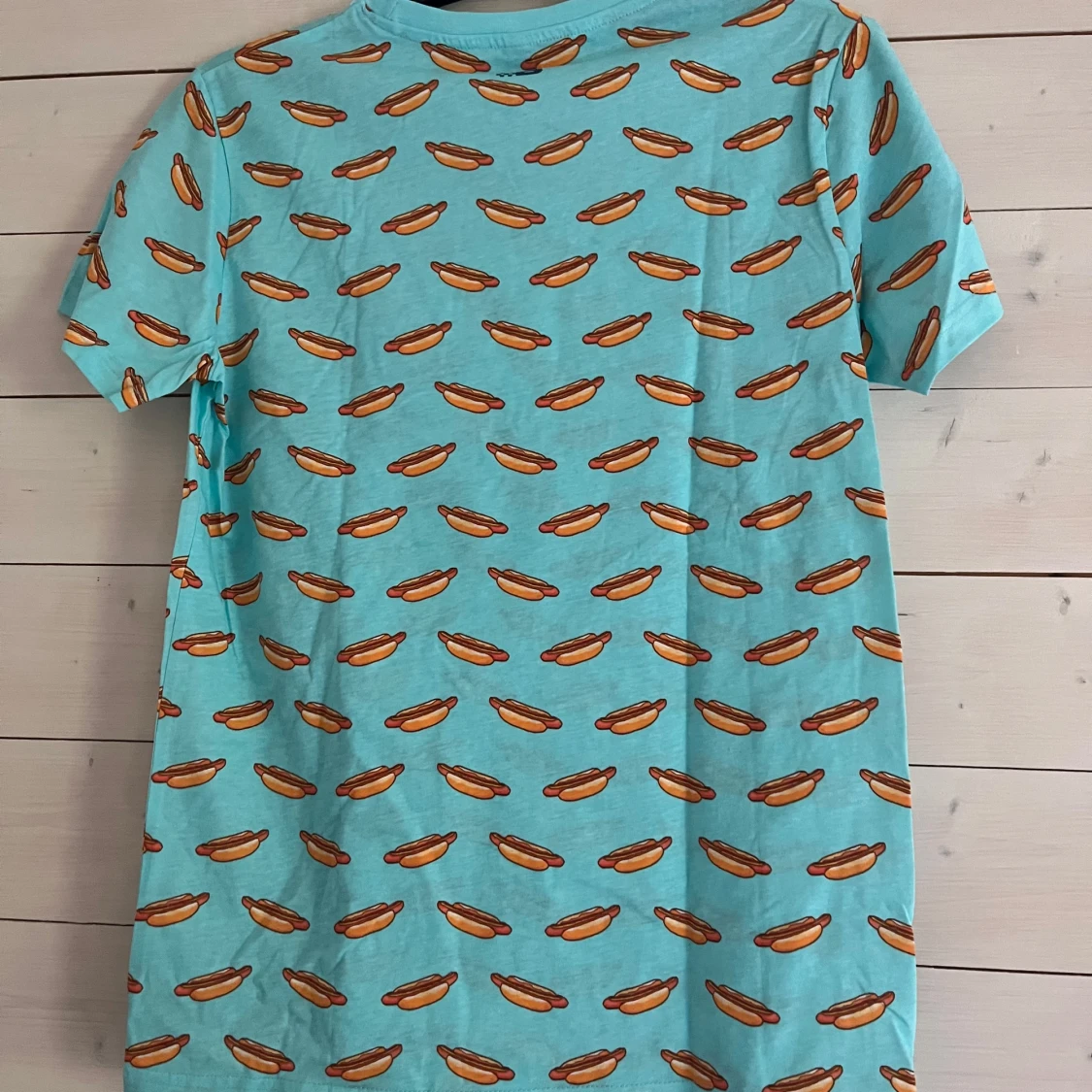 Turkos t-shirt från biltema med hotdog-mönster - 1