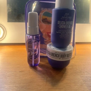 Sol de Janeiro Delicia Drench kit - Set med Sol de Janeiro Delicia Drench Shower Oil, Body Butter och Cheirosa 59 parfymmist. Produkterna kommer i snygga lila och vita förpackningar, perfekta för att boosta din hudvårdsrutin med fukt och en tropisk doft. Allt levereras i en genomskinlig lila necessär. Parfymen är använd ca fem gånger och krämen är endast testad, allt annat är oanvänt! PRIS KAN DISKUTERAS!