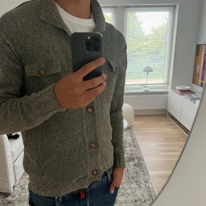 Stickad cardigan  - As snygg stickad cardigan i toppskick, priset kan diskuteras! 