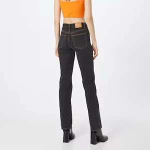 Weekday twig jeans - Snygga svarta jeans med raka ben och kontrastsömmar. Klassisk femficksmodell med låg midja och knappgylf. Perfekta till boots eller sneakers för en cool vardagslook.