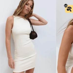 Vit klänning från Gina Tricot - En vit klänning från Gina tricot, aldrig andvänd och prislappen sitter kvar. 