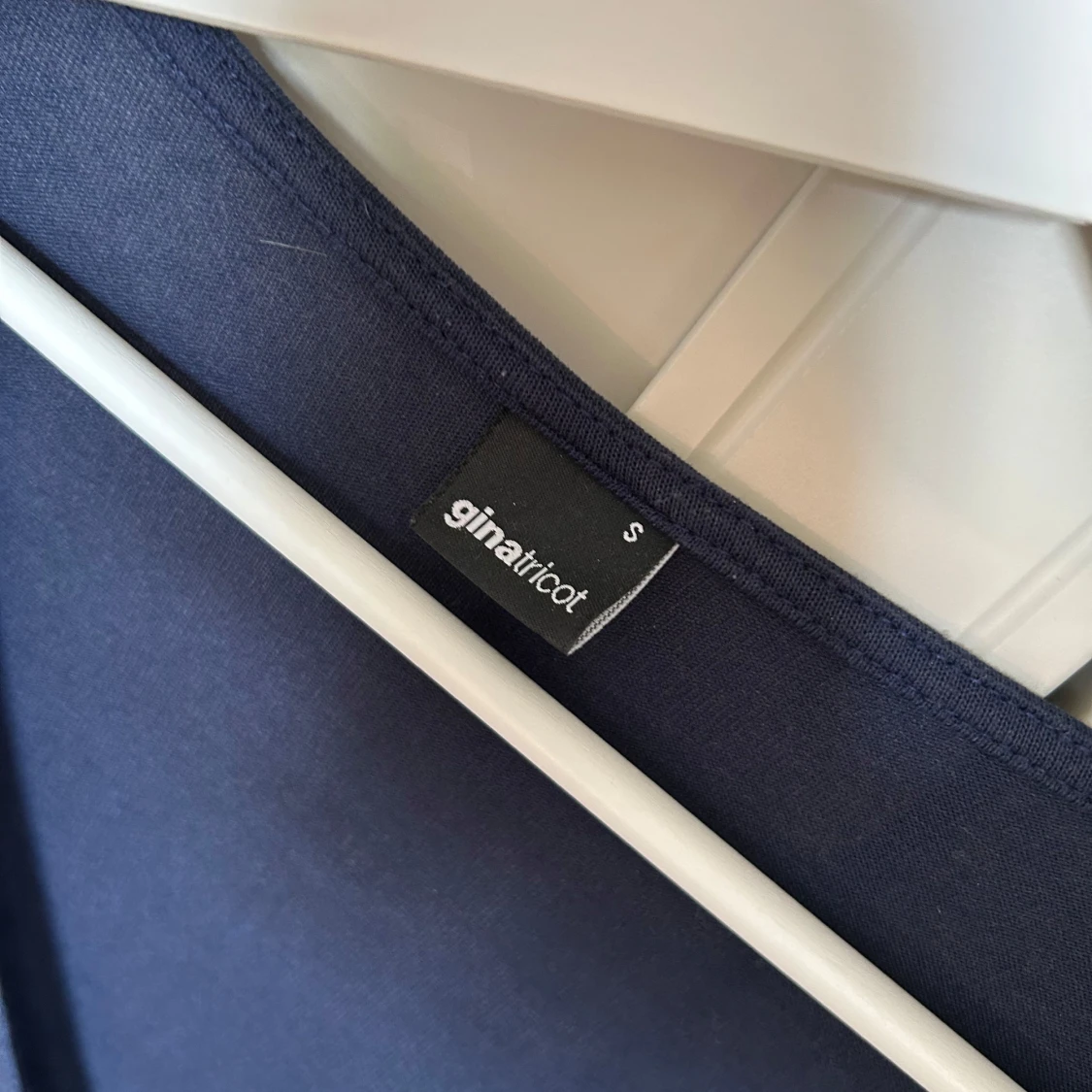 Mörkblå omlottopp från Gina Tricot - 1