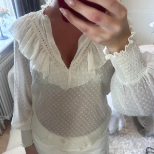 Blus  - Säljer denna fina blus. Använt enbart ett par få gånger!💕