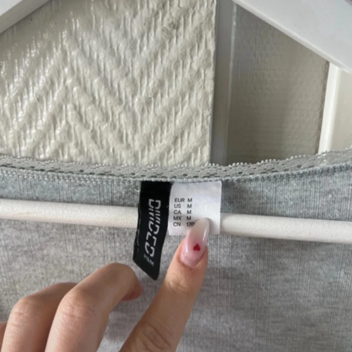 Ljusgrå pointelle topp med spets och rosett - 4