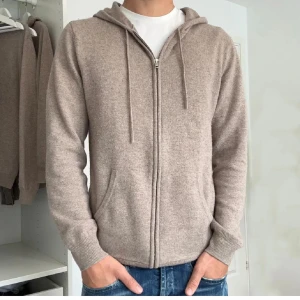 John Henric kashmir - Kashmir hoodie från John Henric i storlek S. Använd väldigt få gånger, nyskick. Inköptes för 2500kr. Skriv vid minsta fråga eller fundering. 