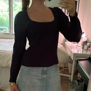 Marinblå ribbad tröja - Jättefin marinblå ribbad tröja med fyrkantig ringning och puffiga axlar