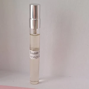 Badee Al Oud Honor & Glory Lataffa ca 9 ml, köpt I butik.  - Badee Al Oud Honor & Glory från Lataffa är en parfym med söt, varm och kryddig doftprofil. Den har inslag av frukt, vanilj, trä, pudriga toner, kanel, tropiska noter och amber. Kommer i en smidig sprayflaska med silvrig kork och handskriven etikett.