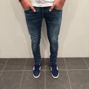 Dondup Jeans George  - Dondup Jeans George! Trendigaste jeansen på marknaden.  Skick= 9,5/10 Ny pris= 4000 kr Säljs för= 850 kr (Modellen har original slitningar från fabrik vilket är väldigt eftertraktat och populärt)