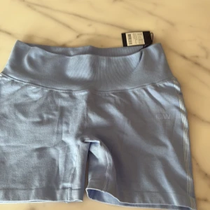 Ljusblå seamless shorts från ICANIWILL - Snygga ljusblå seamless shorts från ICANIWILL med hög midja och ribbade detaljer. Shortsen har scrunch-effekt bak för en schysst passform och är perfekta för träning. Mjukt och stretchigt material som sitter skönt på kroppen.