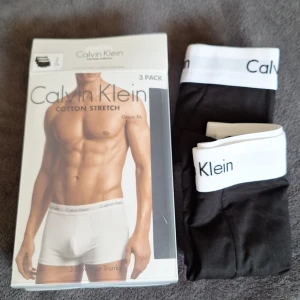 Svarta Calvin Klein kalsonger, 2 st - 2 st OANVÄNDA kalsonger från Calvin Klein med vit resår och logga. Klassisk och stilren design. För små till männen i min familj,  så därför säljer jag de som inte använts.