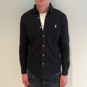 Ralph lauren skjorta  - Ralph lauren skjorta | Skick: 9,5/10 | S | Fraktar via postnord eller instabox på köparens bekostnad | Hör av dig vid minsta fråga eller fundering! 