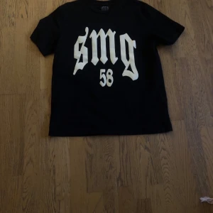 Tuttolente smg 58 tshirt - Fettt tuttolente tisha säljer pga av den inte passar mig nå mer, allt är i nyskick har haft den ett par gånger, det är storlek L men passar typ M/S
