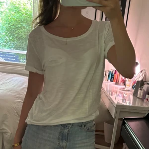 Vit t-shirt - Enkel vit t-shirt med liten ficka. Jätteskön och luftig!