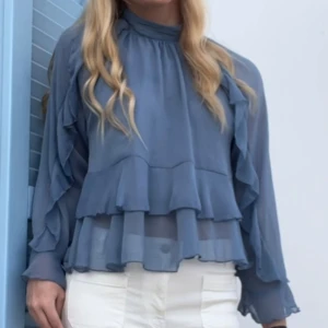 volang blus från zara - blå volang blus från zara. bra skick. 