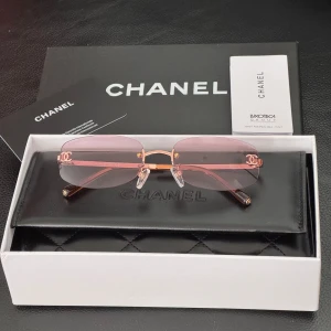 Chanel 4002 solglasögon  - Beautiful vintage Chanel sunglasses in new condition, I have never worn them myself 🪽comes with box, case and card 🪽as seen on Bella Hadid, Blackpink Jennie, Addison Ray and more 