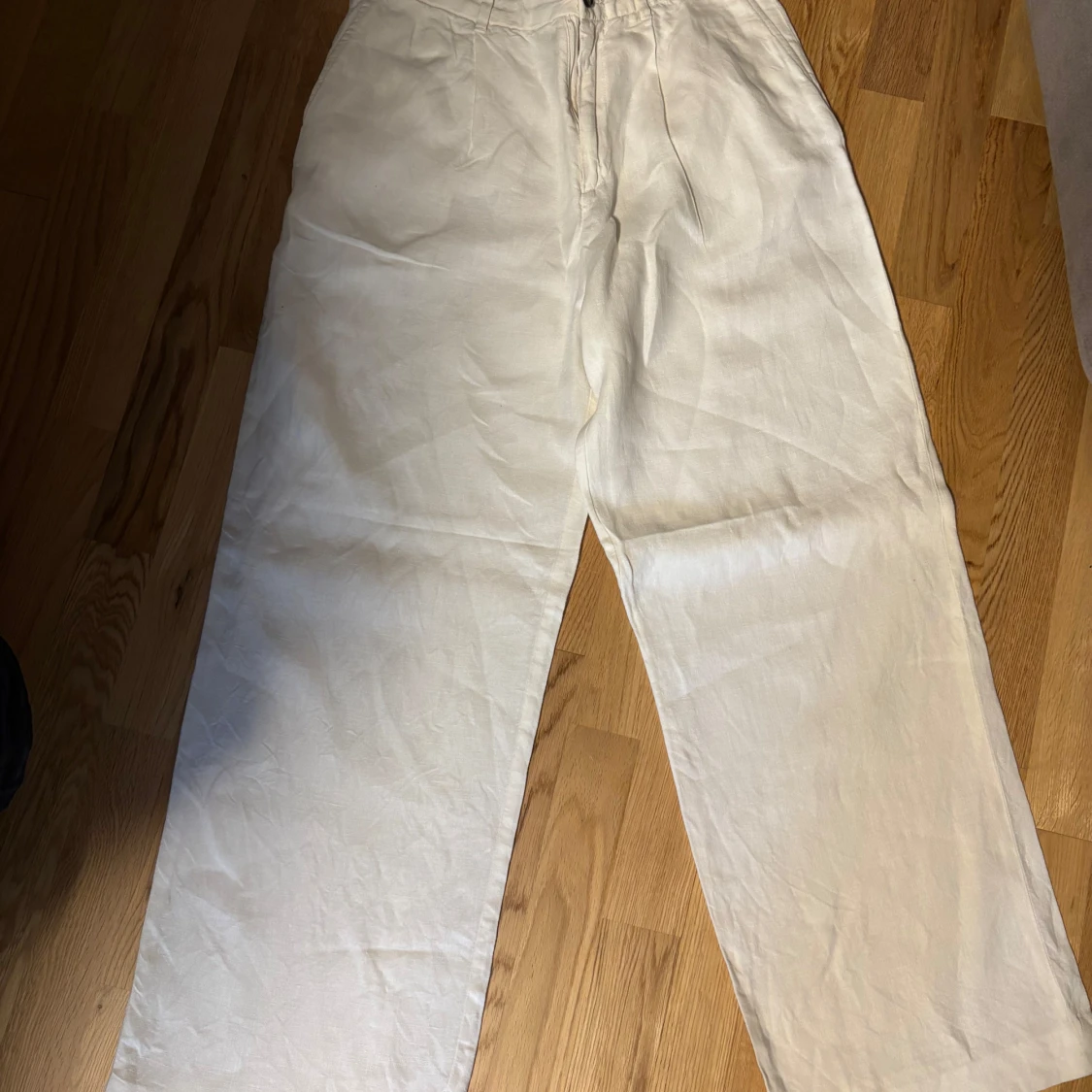 Vita linnebyxor från Weekday, wide fit storlek:46 - 1