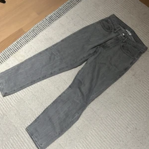 Grå jeansbyxor från Vailent XS - Snygga grå jeansbyxor från Vailent i storlek XS. Klassisk femficksmodell med raka ben och normal passform. Jeansen har en stilren look och är tillverkade i ett mjukt bomullsmaterial som känns skönt mot huden. Är öppen för diskussion om pris vid snabb affär