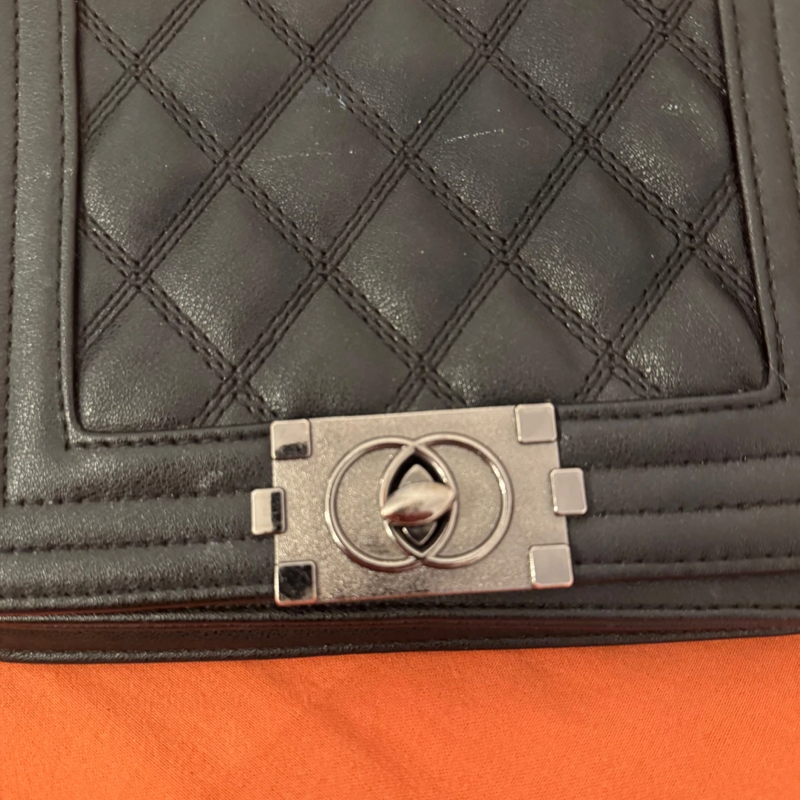 Svart quiltad axelväska med silverdetalj - 1